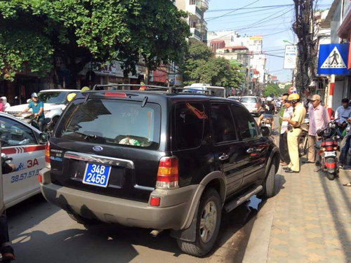 Xử lý nghiêm vụ xe "biển xanh" lạng lách trong đường cấm ảnh 1